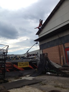 Mat Rebeaud fait des sauts en moto.